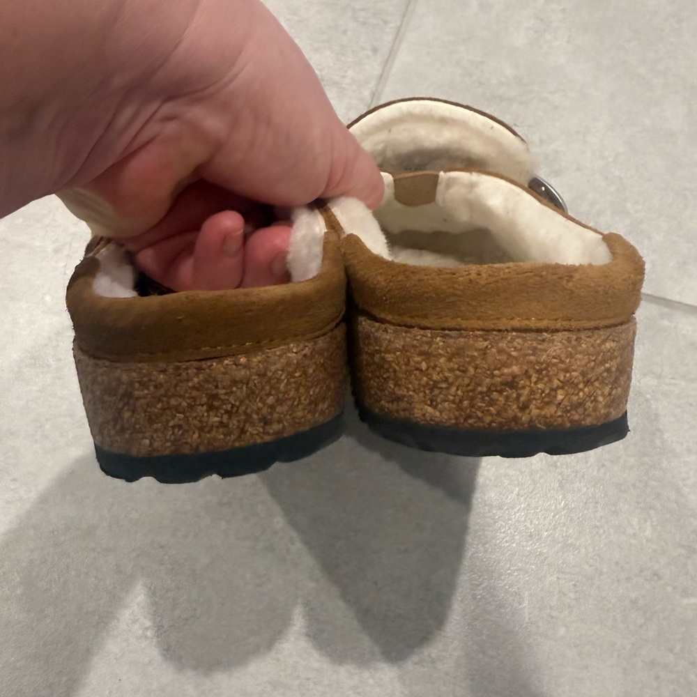 Birkenstock Women’s sherling lined slip ons. - Picture 4 of 9